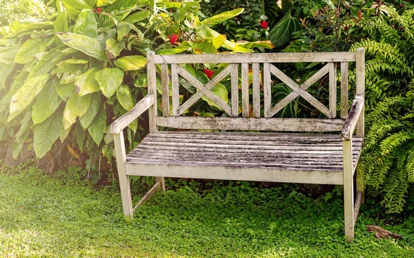 Ретро дерев'яний сад сидіння в сонячному світлі — стокове фото