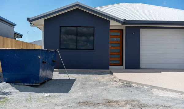 Casa en construcción en un suburbio residencial — Foto de Stock