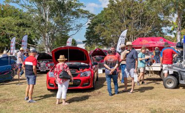 Klasik araba topluluk ekran bakarak insanların kalabalık