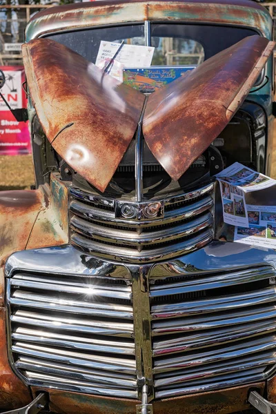 Gros plan de vieux camion vintage rouillé à l'affichage de voiture classique communautaire — Photo