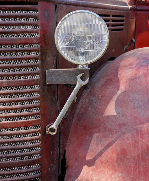 Zamknąć w górę z stary Rusty Vintage ciężarówka w Community klasyczny samochód wyświetlacz — Zdjęcie stockowe