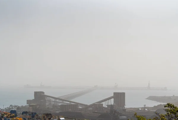 Una terminal australiana de carga de carbón en un día contaminado por el humo — Foto de Stock