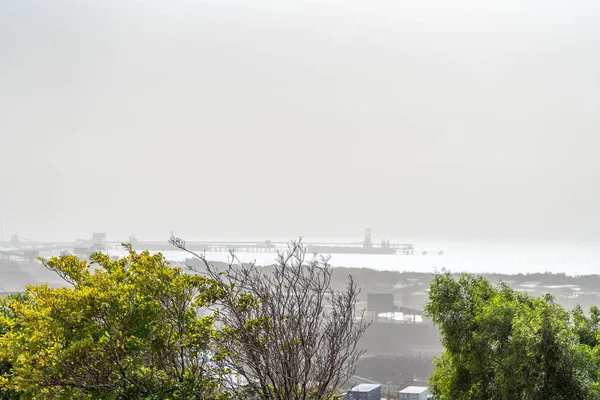 Una terminal australiana de carga de carbón en un día contaminado por el humo — Foto de Stock