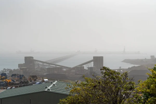 Una terminal australiana de carga de carbón en un día contaminado por el humo — Foto de Stock