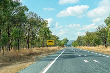 Uzun Düz Avustralya Karayolu üzerinde bir sürücü yorgunluk çarpışma bölgesi işareti