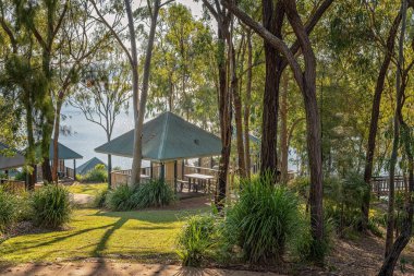 Popüler Göl de rahatlama için Gölge Yapılar