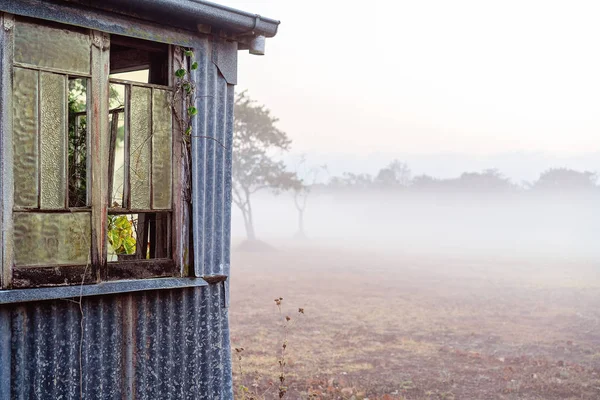Una vieja cabaña dilapidada en una mañana brumosa —  Fotos de Stock