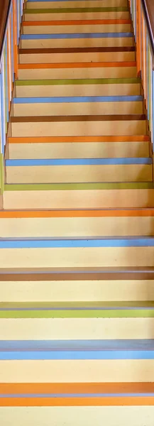 Kolorowe schody retro — Zdjęcie stockowe