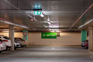 Avustralya Alışveriş Merkezi'nde Otoparkta Way Out Tabela