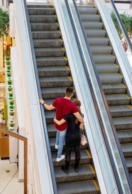 Asansörde Kucaklayan Romantik Çift