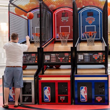 Alışveriş Merkezinde Yavaş Basketbolda Bozuk Para Oynayan Adam