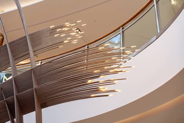 Bir alışveriş merkezinde dekoratif bir ışık spreyi