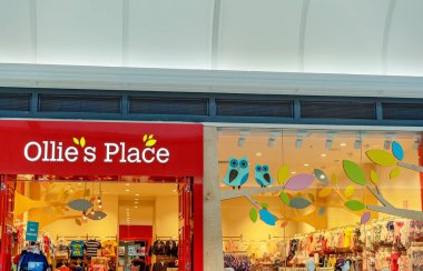 Ollies Yoğun Bir Alışveriş Merkezinde Çocuk Giyim Mağazası Place