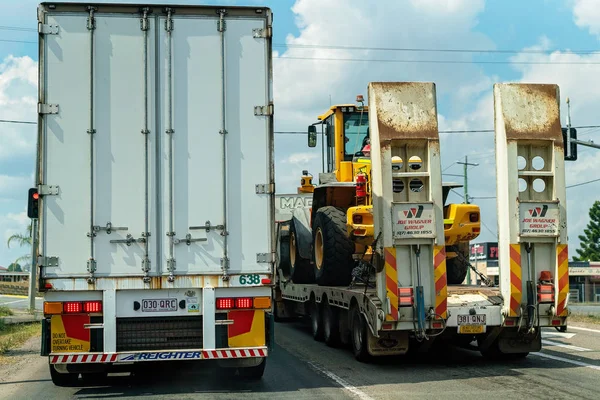 Dois semi-reboques de carga em movimento na estrada — Fotografia de Stock