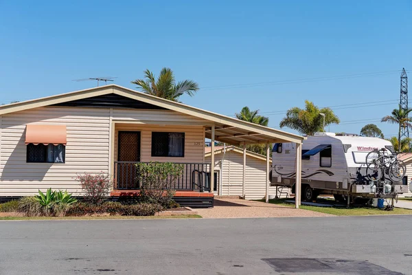 Cabaña y caravana en Brisbane Holiday Village — Foto de Stock