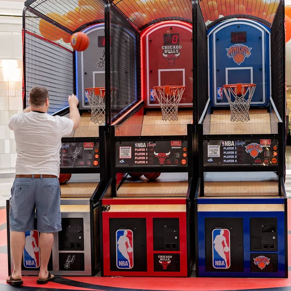 Man spelar Coin i slow basket på köpcentrum — Stockfoto