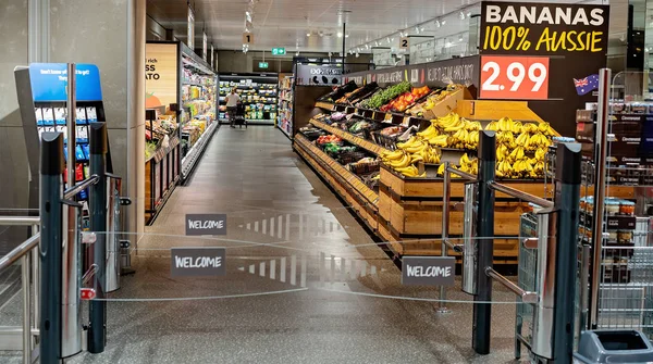 Entrada de supermercado na seção de produtos — Fotografia de Stock