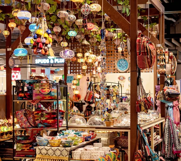 Winkel verkopen schilderachtige en kleurrijke items — Stockfoto