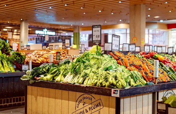 Varejista de frutas e legumes em um centro comercial — Fotografia de Stock