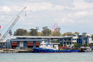 Büyük Römorkör Tekne Bir Endüstriyel İskele de Demirli
