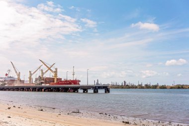 Büyük Şehir İskelesi'nde gemi yükleme