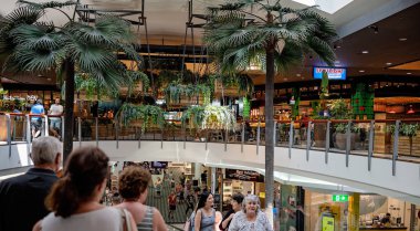 Tropical Alışveriş Merkezi Decor Altında Yürüyen Merdiven Üzerinde Müşteriler