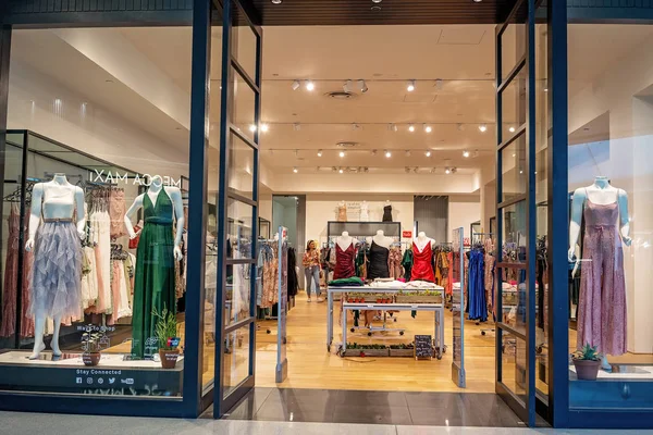 Магазин женской одежды в торговом центре Westfield — стоковое фото