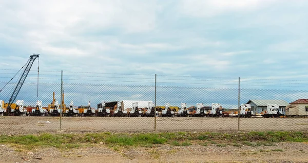 Bir Çit Arkasında Mobil Vinçler Bir Satır — Stok fotoğraf