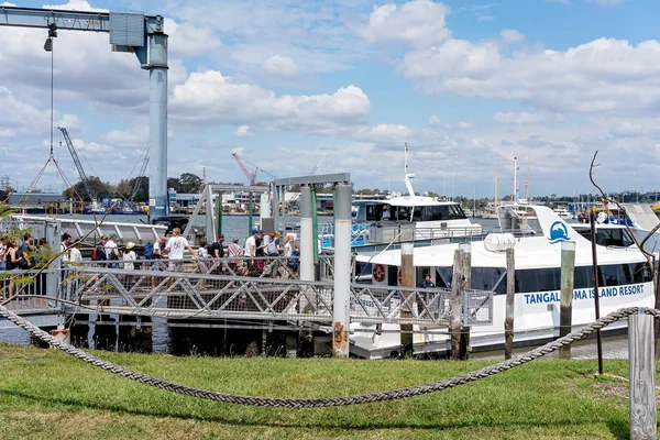 Turistas que embarcam em um barco para Tangalooma Island Resort — Fotografia de Stock