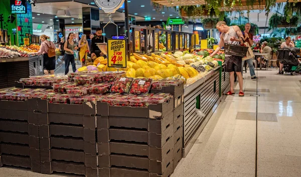 Frutas e legumes à venda em um mercado — Fotografia de Stock