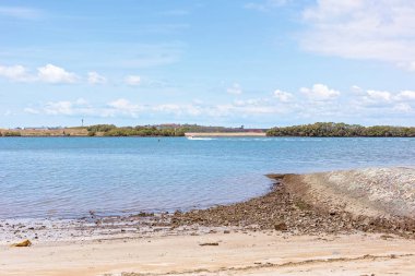 Küçük Tekne Bir Nehir Üzerinde Hız