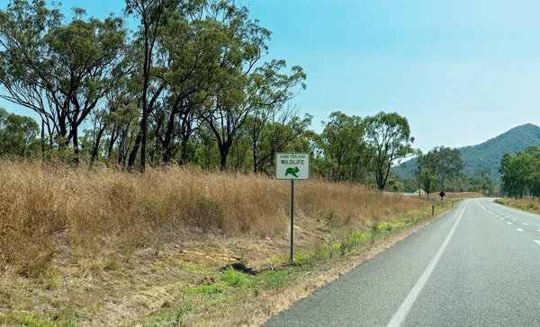 Cuidado de la señalización de vida silvestre en la carretera del país australiano — Foto de Stock