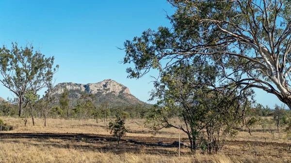 Una montaña en el lado de la autopista — Foto de Stock