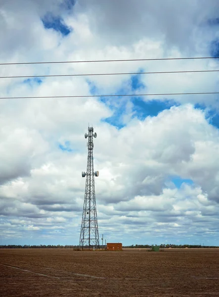 Torre de comunicações australiana com cenário tempestuoso — Fotografia de Stock