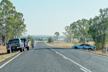 Otoyoldan çıkıp hendeğe yuvarlanan araba.