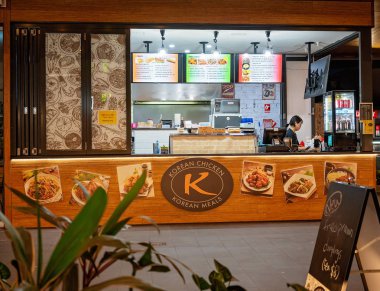 Kore 'deki bir lokantada çalışan kadın personel.