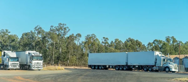 Paragem de caminhão país para motoristas para reabastecer — Fotografia de Stock