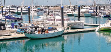 bir yat limanında demirlemiş yatlar