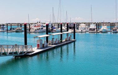 Limana demirlenmiş gemiler için yakıt platformu hazırlanıyor.