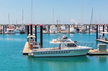 bir yat limanında demirlemiş yatlar