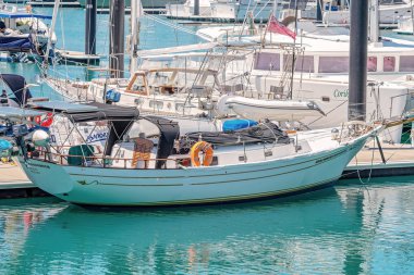 bir yat limanında demirlemiş yatlar