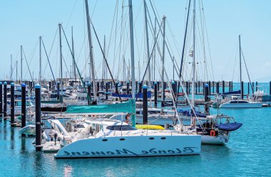 bir yat limanında demirlemiş yatlar