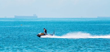 Kömür yükleme limanında okyanusta hızlı bir jet ski.