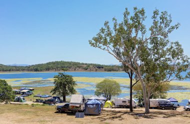 Kinchant Barajı, Queensland, Avustralya - Ekim 2019: Barajın kenarında kamp kuran tatilciler