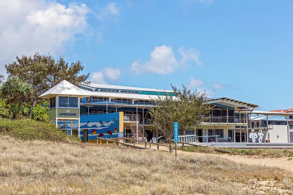 Mackay, Queensland, Australia - October 2019: Surf lifesaving lifeguard lookout in front of the club house among the sand dunes at Harbour Beach — стоковое фото