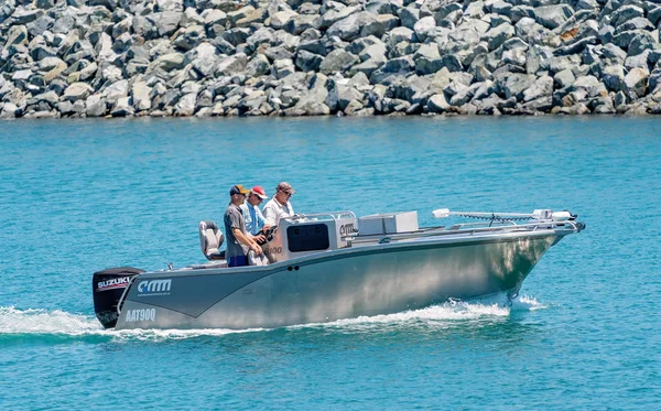 Männer in einem kleinen Schnellboot beim Angeln — Stockfoto