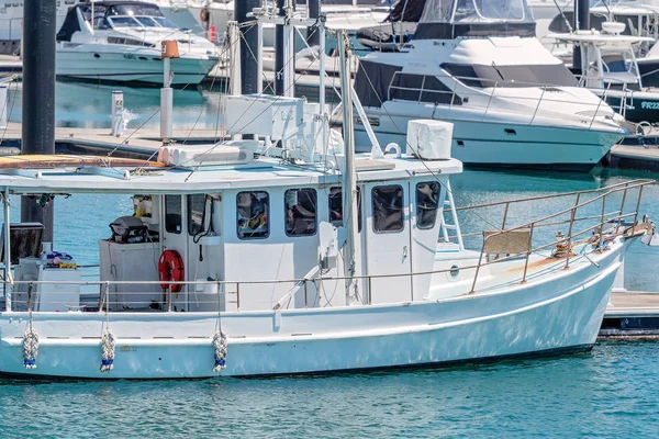 Chalutier de pêche mouillé à une marina — Photo