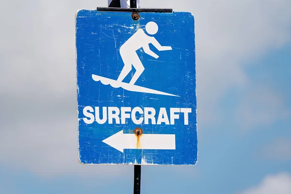 Sinalização de surf em uma praia — Fotografia de Stock