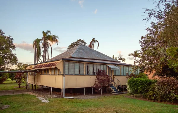 Una vieja casa en mal estado — Foto de Stock