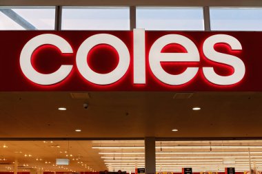 Mackay, Queensland, Avustralya - Haziran 2020: Bir alışveriş merkezinde Coles süpermarket tabelası
